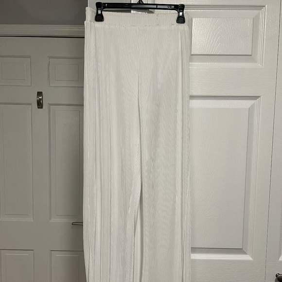 WAVERLES Pleats Please Set in Dove (White) w/ Detachable Feather Cuffs - SIZE M - Picture 10 of 15